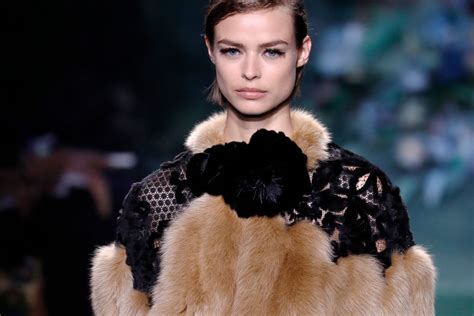 Pellicce in passerella da Fendi a Paris Haute Couture autunno 